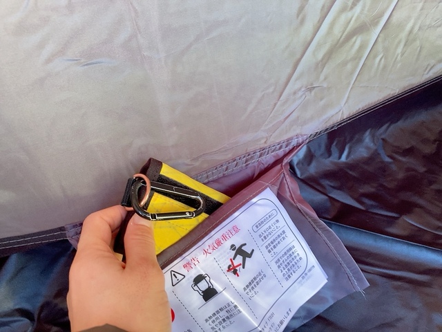 【ワークマン BASICドームテント】腕時計やスマホなど無くしがちな小物を入れることができます