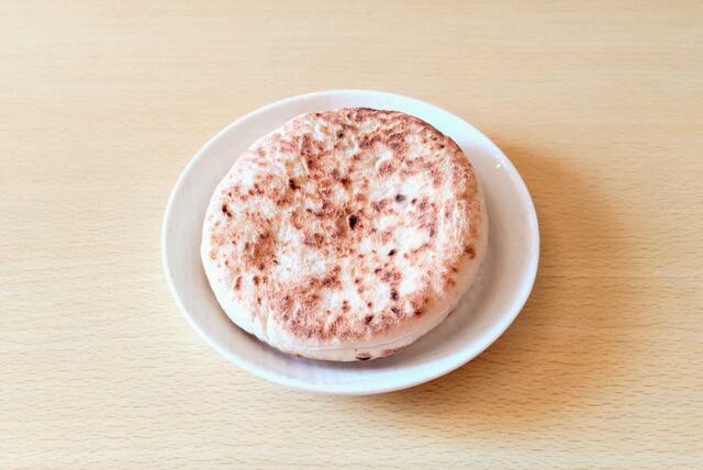 【コストコ　ミニピタブレッド　10個　998円】サイズは直径約11cm。中には切り込みが入っている