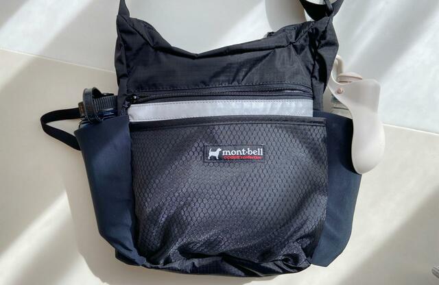 【mont-bell ドッグウォーカー ショルダー 5】両サイドに2つのボトルポケットが。犬用だけでなく人用のペットボトルも持ち運び可能です