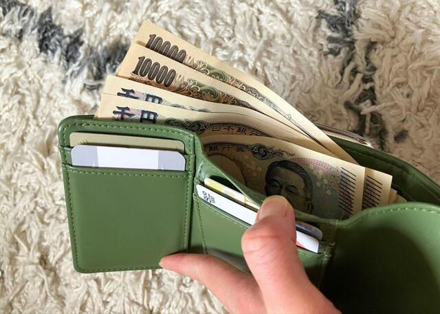 【niko and ... オリジナルロゴがま口ミニ財布】お札を折らずに入れられるのが嬉しいポイント◎