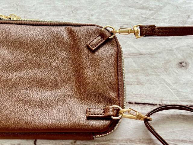 ストラップをつけてみました【SNOOPY(スヌーピー)タテでもヨコでも持てる!スマホショルダーBOOK BROWN】