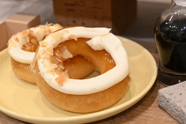 【クリスピー・クリーム・ドーナツ】「Komeco みたらしバニラ」アーモンドスライスが香ばしいアクセント