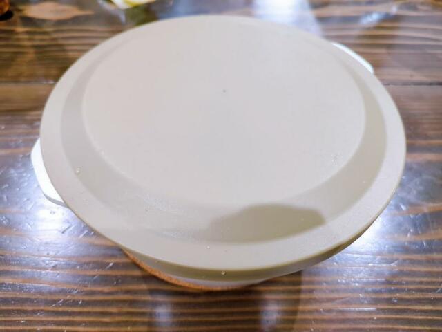 【アイリスオーヤマ お皿になるフライパン6点セット】密閉とまではいかないので、汁物は傾いたら多少漏れ出しますが、傾かないように冷蔵庫に移動すればOK