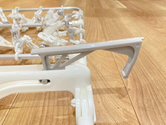 【カインズ 楽カケ アルミ大型洗濯ハンガー 48ピンチ】収納されているフックを出して使います