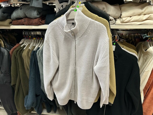 ワークマン　ドライバーズニット　ファスナーを上まで上げると襟元も暖かいです