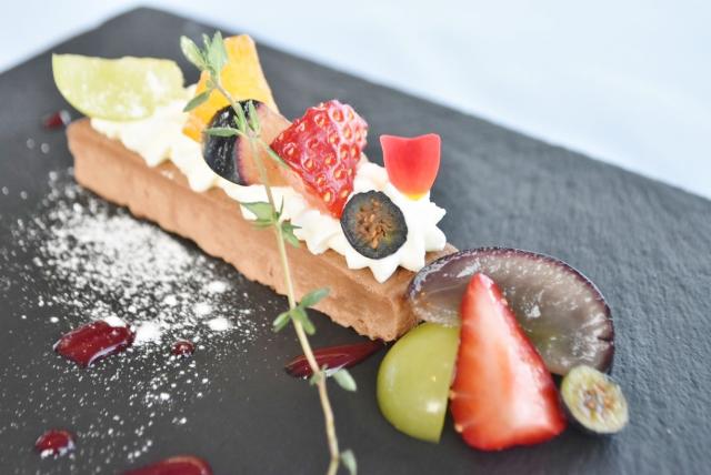 フルーツが添えられたショコラムース