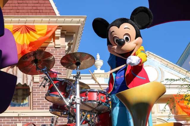 ミッキーのドラム演奏も見られる「ミッキーのサウンドセーショナル・パレード」