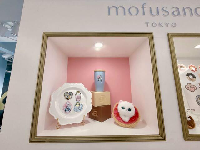 【mofusand TOKYO】ホワイトとゴールドが基調の棚は、とってもおしゃれで高級感たっぷり♪