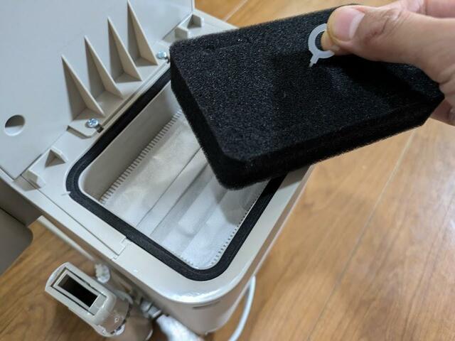 【アイリスオーヤマ MagiCaleena ゴミ回収ドック付き充電式サイクロンスティッククリーナー】2~3カ月に1回程度、ゴミを捨てる際にスポンジフィルターを水洗いし、不織布フィルターを交換しましょう