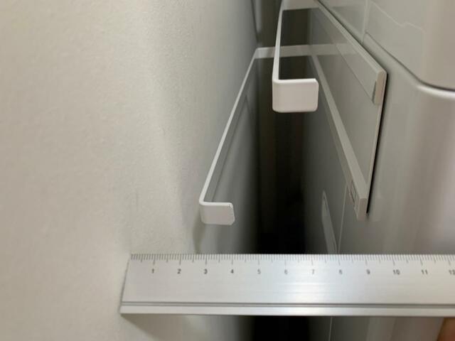 【山崎実業　洗濯機横マグネットタオルハンガー2段】サイズは（約）幅40×奥行8.5cm×高さ8cm。わずか10cmのすき間にも設置可能