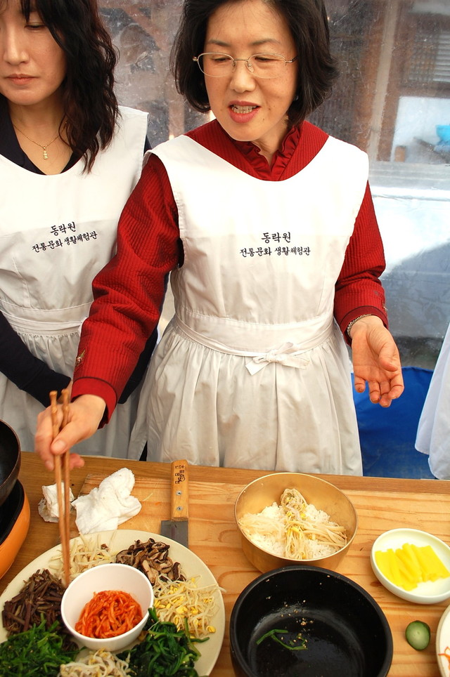 「同楽園 伝統文化生活体験」の先生と通訳を務めた筆者(左)