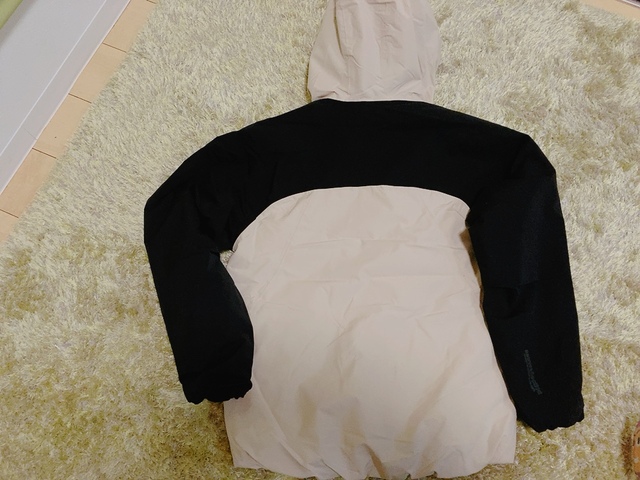 【ワークマン DIALIGHT(ディアライト)ウォームジャケット】ベージュというより白に近いカラーです