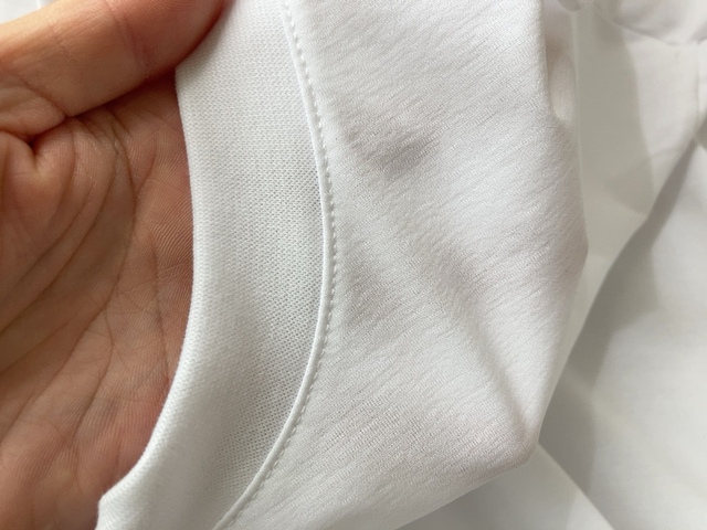 【ワークマン 持続冷感ドライストレッチ長袖Tシャツ】生地はしっかり厚みもあるため、明るいところにいても透け感はありません