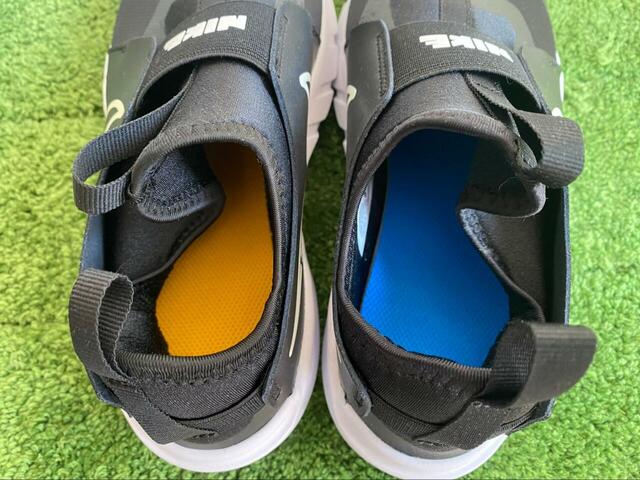 【NIKE　フレックス ランナー 2】中敷きは右足がブルー、左足がイエローというアシンメトリー配色です♪