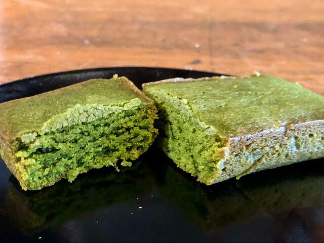 【ファミリーマート　濃い抹茶のフィナンシェ】断面はほろほろ&しっとり食感