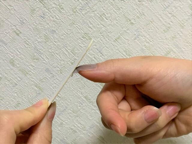 【ワッツ（Watts）】「ジェルネイルシール 2106‐HaB／グレー」上から下へ、がきれいに削るコツ