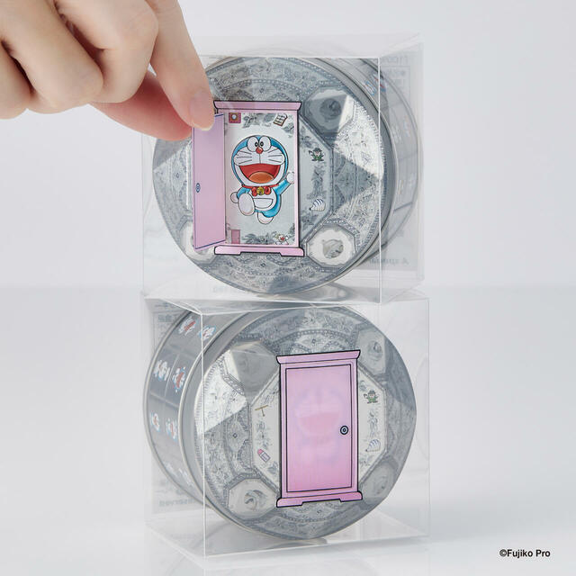 「​​​登場が楽しい仕掛け付き！」＜期間：2026年5月11日〜＞【ドラえもんの新しいひみつ道具「100％友達あつめすず」のチャーム付き！ドラえもんとワクワク感が詰まったクッキー缶が新登場！】