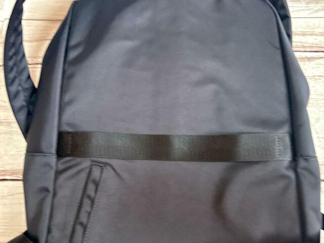 背面にはキャリーオンできるバンド付き!