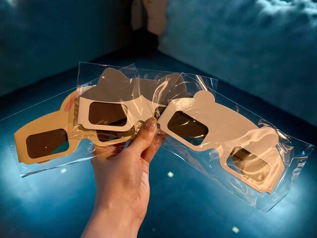 「森の観測所」ではさまざまな討伐対象が襲いかかってくる様子が3Dメガネをかけて楽しめるコンテンツ。オリジナルデザインのメガネはランダムで1つずつ配布され、お土産にできます！