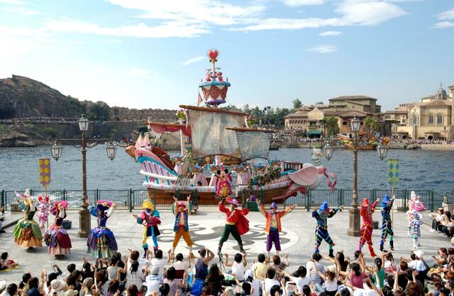 東京ディズニーシー「ポルト・パラディーゾ・ウォーターカーニバル」スタート(2006年5月終了) ©Disney