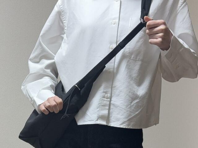 【GU ソフトナイロンクロスボディバッグ】着用したままショルダーベルトの長さを調整可能！つまみを持ってショルダーベルトを下に引くと短くなり、バッグ自体を引っ張ると長くなる仕組みです