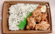 【セブン-イレブン「若鶏のから揚げ弁当 レモンポン酢」】ゴロゴロした唐揚げが4つ入っています
