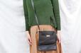 「革素材のスカート×緑色のセーター」に合わせました『素敵なあの人』監修「身軽にお出かけポシェット」