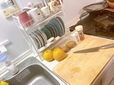 【ニトリ 水切り(2段スリム PP-2S ホワイト)】使用後：まな板を置き、かつ調味料や野菜などの食材を置くスペースができました！