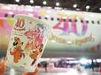 特別塗装機「JAL Colorful Dreams Express」特別デザインの紙コップ