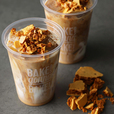〈ベイカーズ ゴナ ベイク〉 アイスハニカムトフィーミルクティー 591円（1杯）