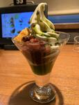 さっそく到着した「抹茶サンデー」税込490円。【びっくりドンキーの抹茶スイーツ】