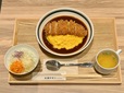 【矢澤チキン】オムカツボウル。サラダとチキンスープがついてくる