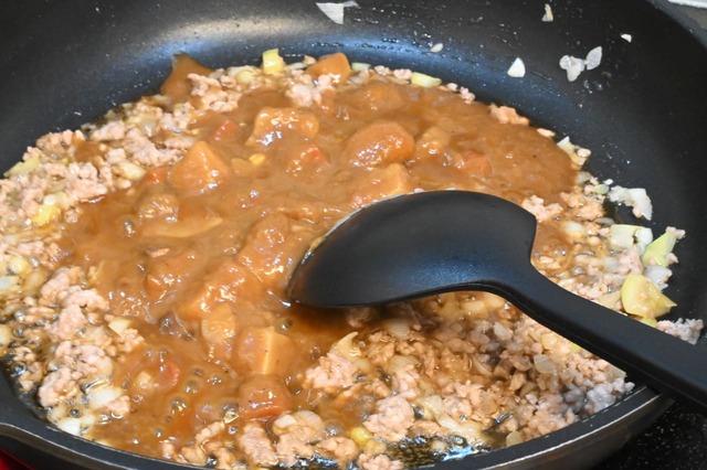 【ボンカレー公式アレンジレシピ「マーボーカレー」】ボンカレーを加えて沸騰したら1分加熱