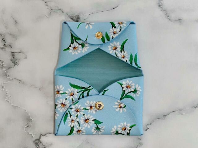 【大人百花　Spring issue】「付録：FEILER（フェイラー）ホワイトマーガレット柄マルチケース」スナップボタンで開閉する仕様になっています