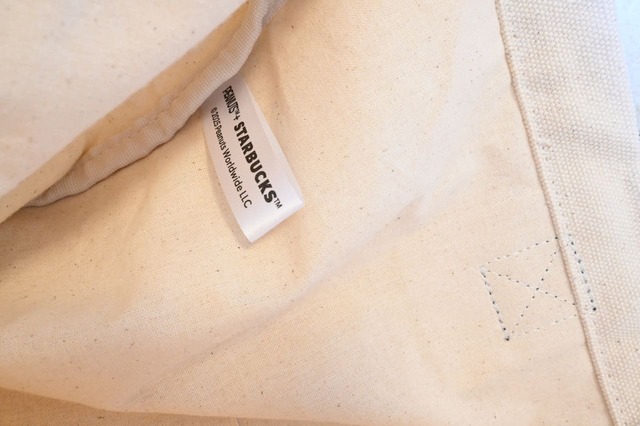 【PEANUTS™＋STARBUCKS™「PEANUTS トートバッグ」】内側にロゴが入ったタグを発見！