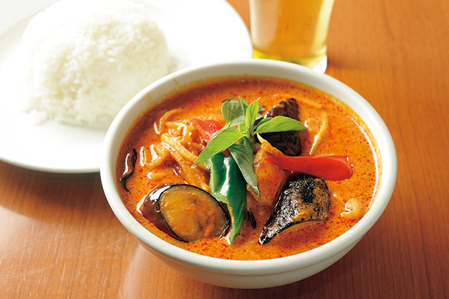 RAK THAI ペェンロイ 西五反田店（西五反田） レッドカレー 890円 深みのある味わいは、乾燥唐辛子、赤タマネギ、ニンニクのペーストがベース。