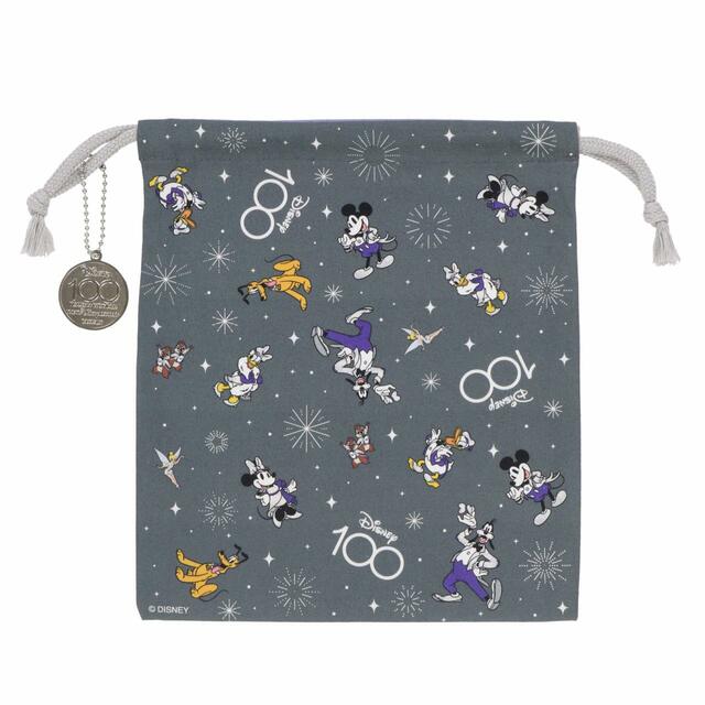 きんちゃく 950円｜サイズ：縦約23×横約20cm｜東京ディズニーリゾート「ディズニー100」グッズ｜販売店舗：東京ディズニーランド「ギャグファクトリー/ファイブ・アンド・ダイム」、東京ディズニーシー「エンポーリオ」｜発売日：2023年2月2日（木）