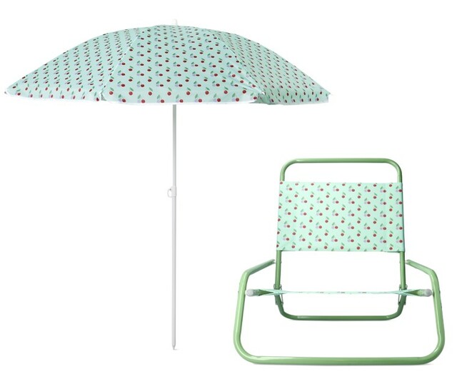 左）パラソル（UVカット） 2,420円右）ビーチチェア 2,090円