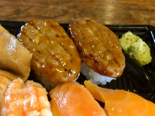 【くら寿司 ビッくらポン!にぎりセット】ハンバーグやいなり寿司など、お子様に人気なネタも入っています