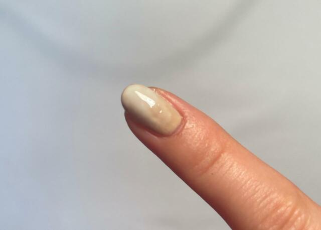 【ダイソー　ＢＲＧ ジェルネイル １０ホワイト・ＢＲＧ ジェルネイル １５ベージュ】グラデーションができました！
