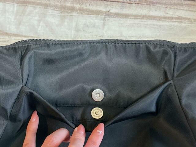 背面のポケットはマグネットボタンで開閉する仕様