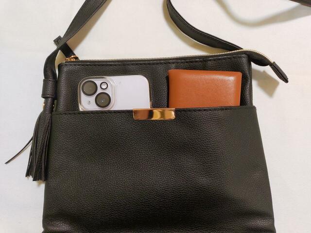 フロント部分には、大きめポケット