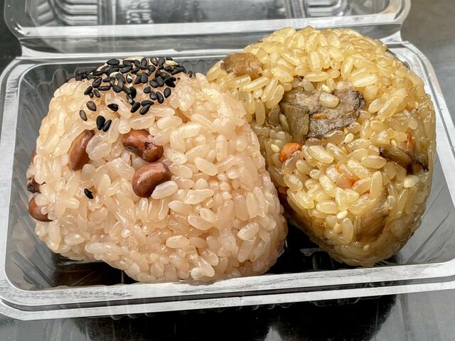 【おむすび てしま】「お赤飯」と「とりごぼう」