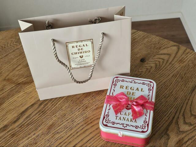 【カフェタナカのビジュー・ド・ビスキュイ プティ リオン】紙袋は文字部分に光沢があり高級感があります