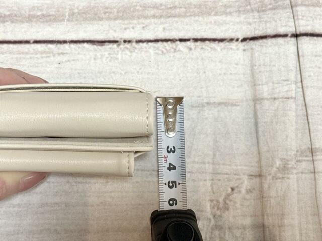 コイン・紙幣・カード7枚・ICカードを入れた状態で厚みを測ると、約4.7cmでした！