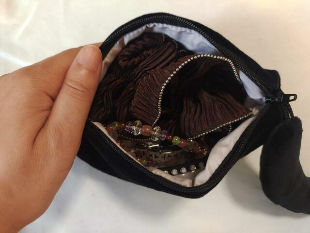 シュシュ、アクセサリーを入れてみた【ニトリデコホーム：デコネコ（フラットポーチ）価格799円】