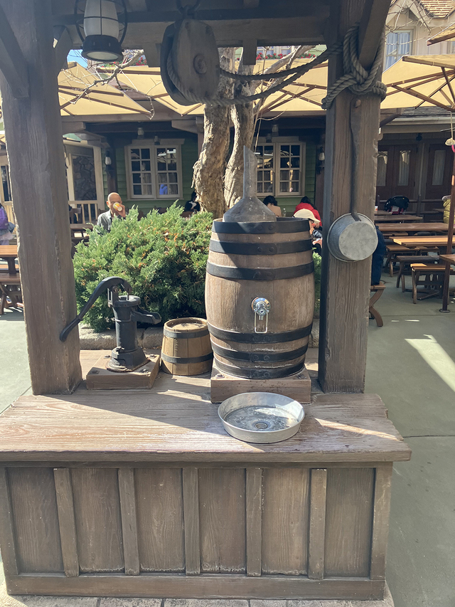 「ハングリーベア・レストラン」の給水スポットがいい感じだった。