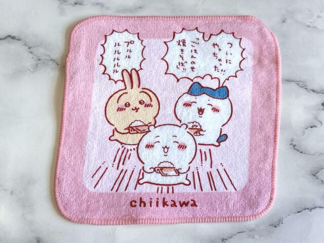 「食べるの大好き！」がテーマのデザイン。ごはんの上に焼きそばを乗せる背徳飯を楽しむ３人がかわいすぎる…！