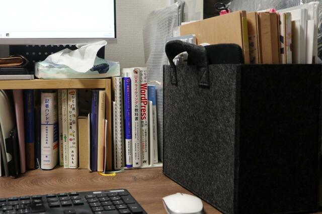 【無印良品 持ち運べるフェルトファイルボックス・ワイド】使用後。ごちゃついていたファイルや資料を放り込んだだけで、机の上がかなりすっきりしました！