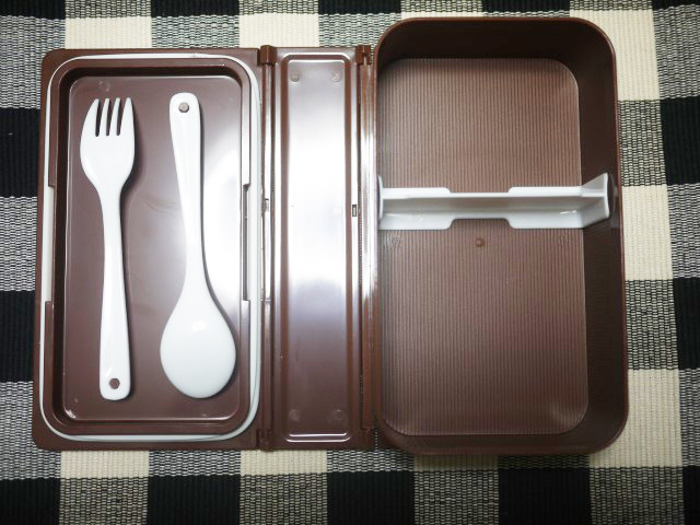 ブック型のランチボックス（700円）はスプーンとフォーク付き